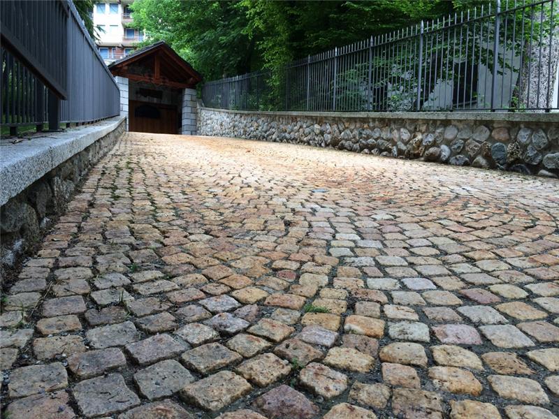 ABBINAMENTO CUBETTI IN GRANITO, LUSERNA E PORFIDO