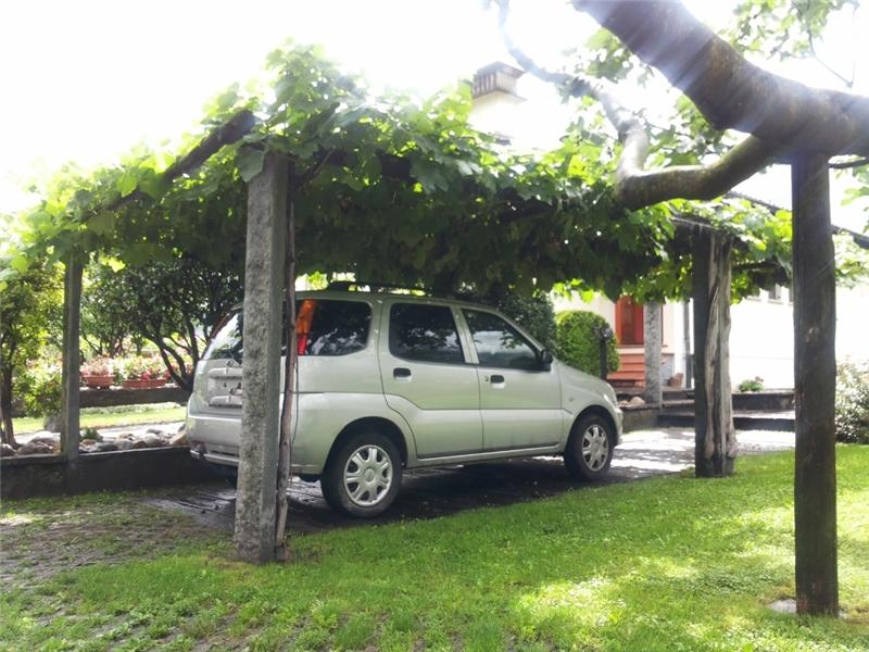 GAZEBO IN PIETRA CON TETTOIA IN LEGNO