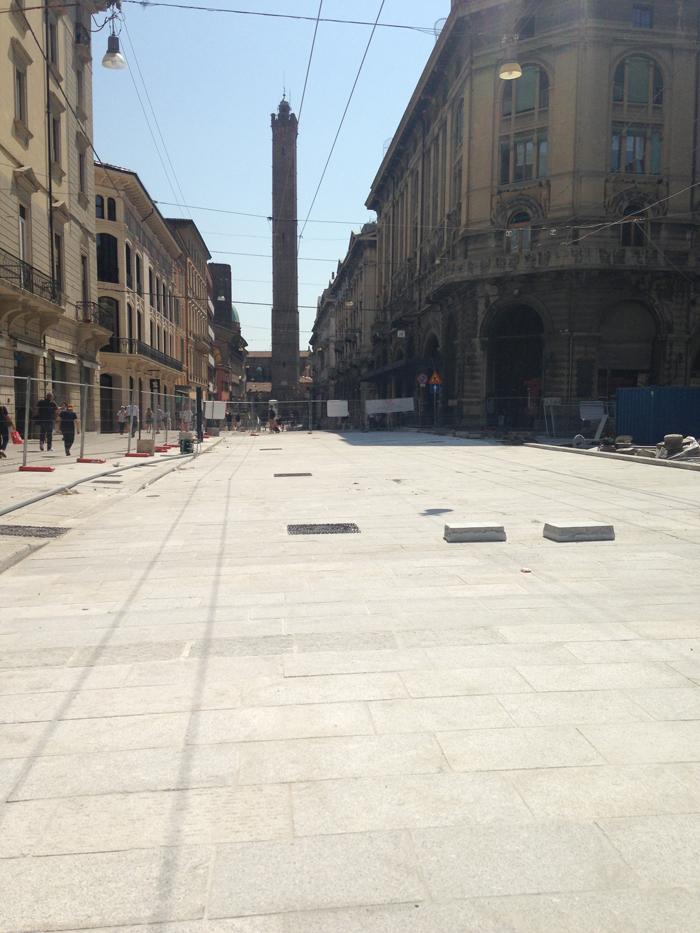 Il "CANTIERONE" di BOLOGNA firmato Europietre Giardini - Pavimentazione massello in granito grigio