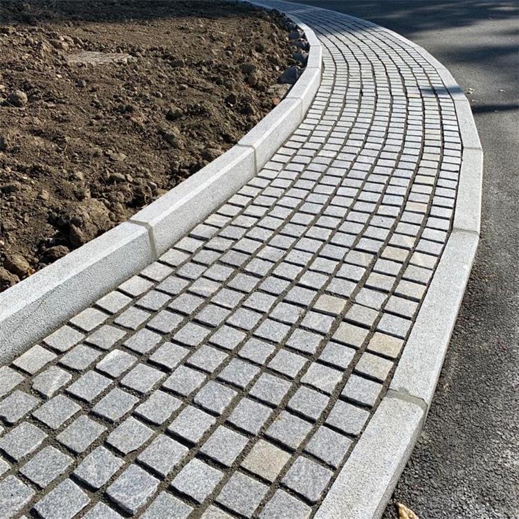 ROTATORIA MODENA - Cordoli e cubetti in granito 