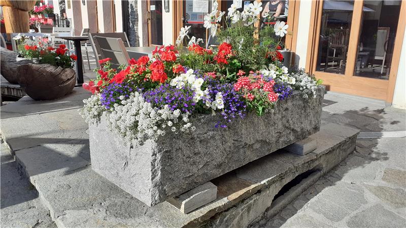 Fioriere rustiche in granito inserite in ambito montano