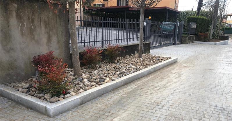 RIQUALIFICAZIONE PAVIMENTAZIONE CENTRO STORICO POLPENAZZE DEL GARDA - Cordoli, lastre e cubetti in granito