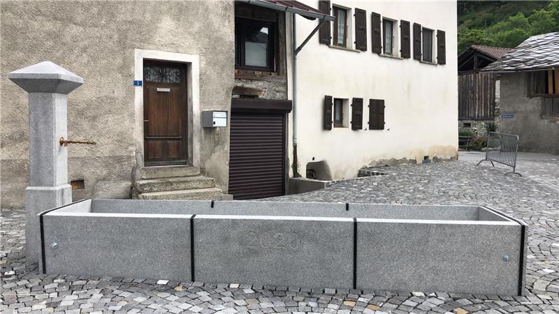 Vasca e colonna con capitello in granito realizzati su misura