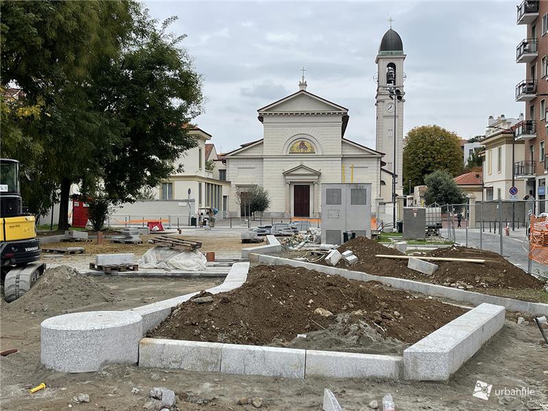 FORNITURA DI SEDUTE IN GRANITO PER LA RIQUALIFICAZIONE DI PIAZZA BELLOVESO (MI)