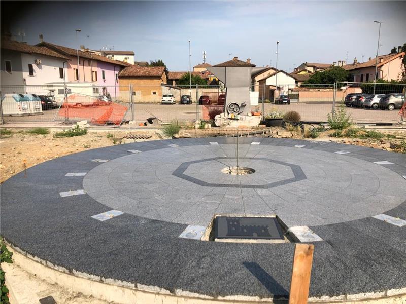 FONTANA A RASO IN GRANITO CHIARO E DIORITE SCURA - Comune di Pozzolo Formigaro