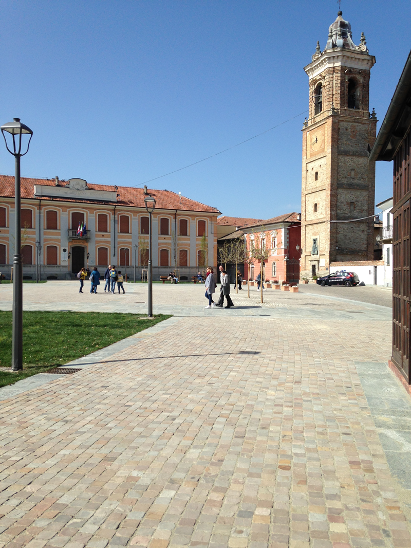 Cubetti in arenaria: pavimentazione di Piazza Belvedere a La Morra (Cuneo)
