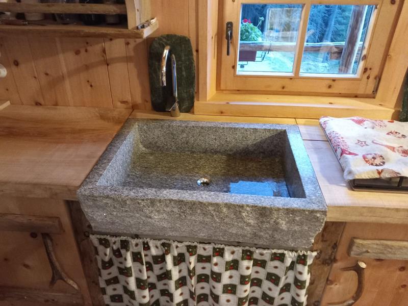 Il fascino del legno e del granito in cucina